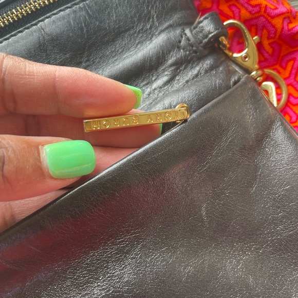 Tory Burch “Reva” Clutch Bag Black Leather Large Signature GOLD Medallion! - Picture 8 of 13